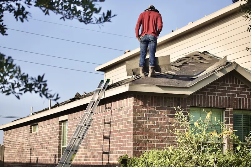 Professional roofer working on a residential roof in Caballito del Mar
